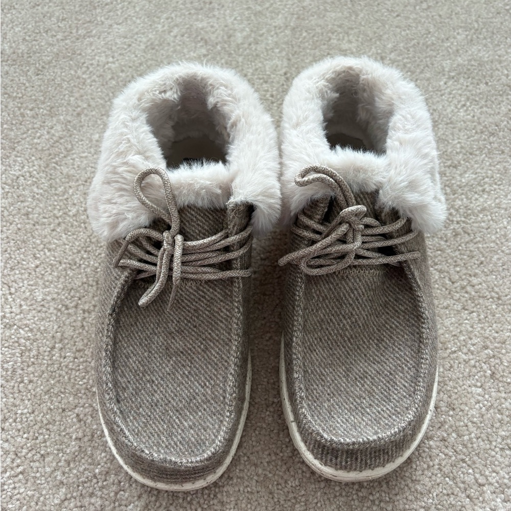 Hey Dude Women's Tan Faux-Fur Lined Casual Moccasin Sneakers